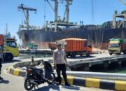 Polisi Patroli Area Pelabuhan, Jamin Keamananan Aktifitas Bongkar Muat di  Dermaga Badas