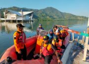Tim SAR Gabungan Evakuasi Pemancing Terombang Ambing di Laut