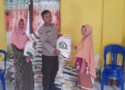 Pastikan Tepat Sasaran, Bhabinkamtibmas Marente Dampingi Penyaluran Bantuan Beras Disos