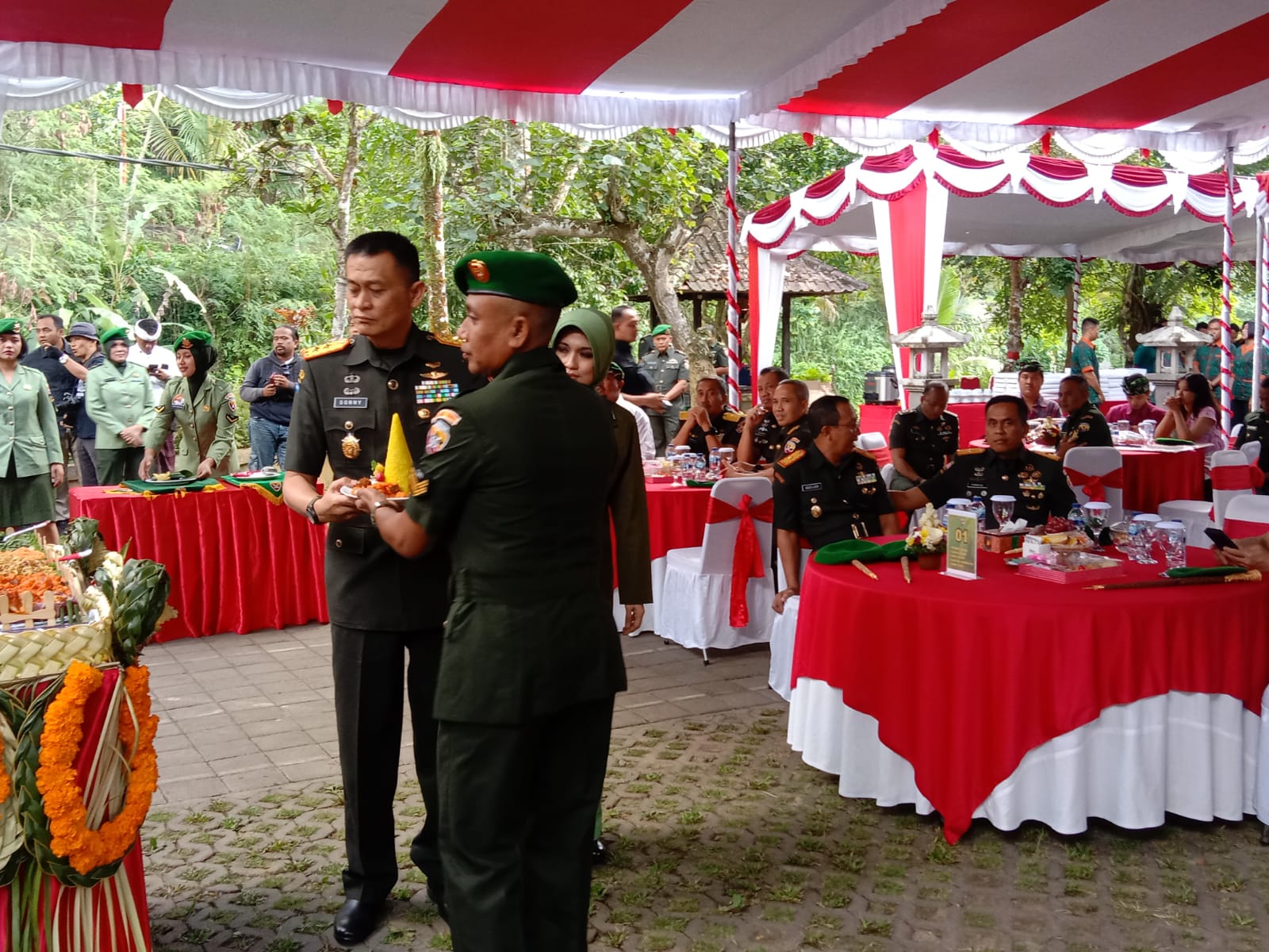 HUT Ke - 66 Kodam IX/Udayana Babinsa Koramil 1607-04/Alas Terima Piagam Penghargaan dari Pangdam