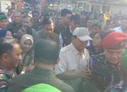 Warga Berebut Bersalaman dengan Prabowo Subianto