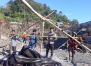 Pasca Kebakaran, Bhabinkamtibmas Tangkampulit Bantu Warga Bangun Tenda Pengungsian