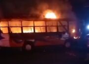 Bus Bima Permai Jurusan Bima Sumbawa Hangus Terbakar di Terminal Sumer Payung