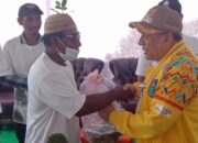 Bupati Sumbawa Serahkan 8000 Ekor Benih Lobster untuk Kelompok Pembudidaya Ikan Pulau Kaung