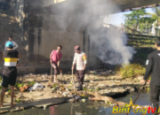 Sinergitas TNI dan Polri Bersama Warga Bersihkan Sungai Tiu Kawa Desa Seteluk Tengah KSB