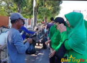 Persit Chandra Kirana Kodim 1607/Sumbawa Bagikan Sembako untuk Warga Kurang Mampu