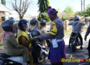 Kenakan Pakaian Adat Sumbawa, Anggota Satlantas Polres Sumbawa Bagikan Helm kepada Pengendara