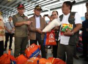 Tiba di Timika, Kepala BNPB dan Menko PMK Serahkan Bantuan Kepada Warga Terdampak Bencana Kekeringan dan Cuaca Ekstrem