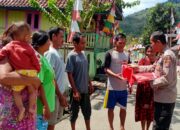 Semarak Hari Kemerdekaan, Kapolsek Ropang Bagikan Bendera Merah Putih Kepada Warga