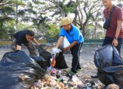 Rangkaian 25 Tahun IJTI, Puluhan Jurnalis di Mataram Bhakti Sosial Bersih Pantai dan Bagi Sembako