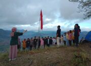 Kibarkan Bendera Merah Putih di Bukit Wisata Terpa Kleang Orong Telu Sumbawa