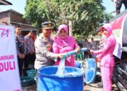 Kapolres Bersama Bhayangkari Polres Sumbawa Salurkan Air Bersih Kepada Masyarakat Dilanda Kekeringan