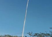 Membanggakan, Tali Bendera Putus,  Babinsa Kodim 1607/ Sumbawa Panjat Tiang Bendera saat Upacara Kenaikan Bendera HUT RI
