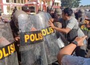 Ratusan Massa Aksi Kepung Mako Polres Sumbawa