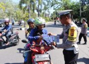 Ops Zebra Rinjani, Satlantas Polres Sumbawa Bagikan Brosur ke Pengendara