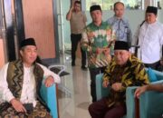 Wakil Ketua Umum PBNU KH Zulfa Mustofa Tiba di Sumbawa Disambut Bupati