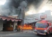 Kebakaran Hebat Hanguskan Toko Pakaian di Jalan Hasanuddin Sumbawa Besar