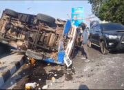 Mobil Operasional RSUD Sumbawa Terbalik di Depan Bandara 