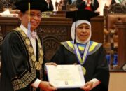 Gubernur Jatim Khofifah Peroleh Gelar Doktor HC dari Unair