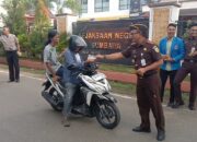 Kejari Sumbawa Bagi-bagi Stiker Anti Korupsi kepada Pengendara Peringati HAKORDIA
