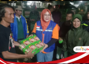 Malam ini Tagana dan Disos Bagikan 7000 Bungkus Nasi untuk Korban Banjir Sumbawa