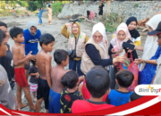 Pagi Hingga Malam, Wakil Bupati Sumbawa Turun Langsung ke Lokasi Banjir, Bagikan Bantuan Makanan dan Logistik