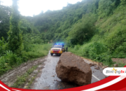 Badan Jalan Lenangguar-Lunyuk KM 65 Tertutup Batu Besar