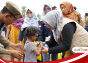 Wabup Terjun ke Lokasi dan Beri Bantuan Korban Banjir Bandang di Kecamatan Buer
