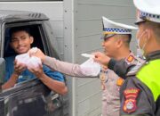 Berkah Ramadhan, Satlantas Polres Sumbawa Bagikan Takjil dalam Operasi Keselamatan Rinjani 2024