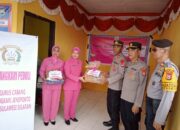 Beri Motivasi, Ketua PC Bhayangkari Jeneponto, Bagi-bagi Bingkisan Kepada Personil di Posko Pengamanan Operasi Ketupat