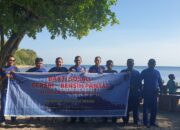 Sat Pol Airud Polres Sumbawa Gelar Baksos Bersih Pantai Kencana