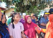 Gerak Cepat, Relawan Novi-Talif Bantu Korban Kebakaran di Mokong