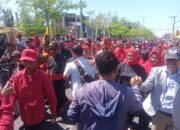 Diiringi Ribuan Massa, Rafiq-Sahril Daftar ke KPU Sumbawa