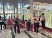 Sambut Maulid Nabi, Personel Polres Sumbawa Gelar Bakti Sosial Gotong Royong Di Masjid