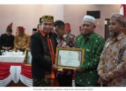 Ketua DPRD Sumbawa Beri Penghargaan Tokoh Agama dan Lintas Etnis