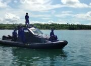 Polairud Polres Sumbawa Kerahkan 2 Kapal dan 11 Personel Bantu Pencarian Anak Hilang Akibat Banjir