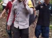 TNI-Polri dan Warga Bahu-Membahu Menandu Jenazah di Dusun Matemega Akibat Akses Jalan Rusak