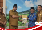 Wali Kota Pagar Alam Serahkan Penghargaan kepada ASN Purna Tugas