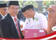 Bupati Sumbawa Barat Serahkan Satyalancana Kesetiaan Dari&nbsp; Presiden RI pada Peringatan HAB ke-80 Kemenag