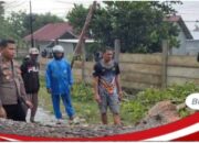 Sigap Hadapi Cuaca Ekstrem, Kapolsek Sekongkang Bersama Warga Bersihkan Pohon Tumbang
