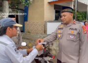 Polsek KPL Tano Berbagi Takjil kepada Pengguna Jasa Penyebrangan Pelabuhan Poto Tano