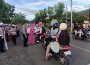 Sat Lantas Polres Sumbawa Barat Berbagi Takjil Pada Pengendara dan Masyarakat di Bulan Suci Ramadhan 1447 H