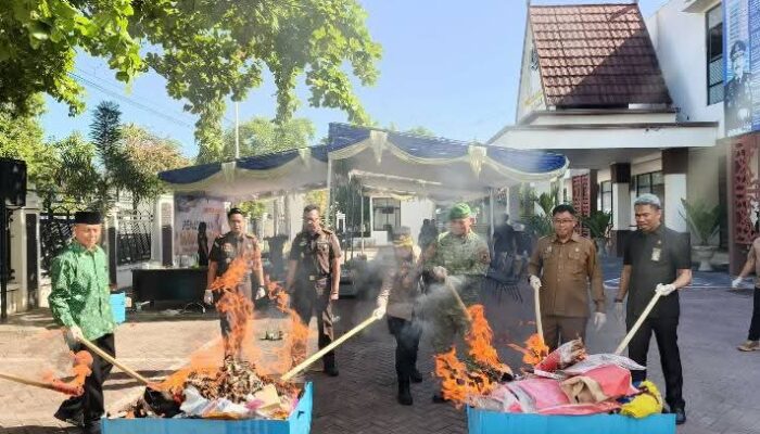 Kejari Sumbawa Musnahkan 378 Gram Sabu dan Bahan Peledak Rakitan