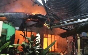 Satu Unit Rumah Makan di Kelurahan Pekat Terbakar, Damkartan Sumbawa Bergerak Cepat Padamkan Api