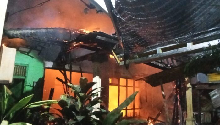 Satu Unit Rumah Makan di Kelurahan Pekat Terbakar, Damkartan Sumbawa Bergerak Cepat Padamkan Api