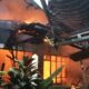 Satu Unit Rumah Makan di Kelurahan Pekat Terbakar, Damkartan Sumbawa Bergerak Cepat Padamkan Api