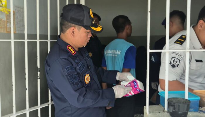 Plh. Kakanwil Ditjenpas NTB Pimpin Langsung Penggeledahan Blok Hunian di Lapas Sumbawa