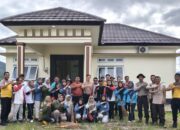 Personel Polsubsektor Brang Ene dan Pemerintah Kecamatan Gelar Gotong Royong Bersama