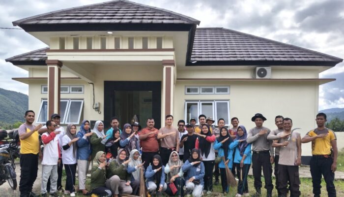 Personel Polsubsektor Brang Ene dan Pemerintah Kecamatan Gelar Gotong Royong Bersama