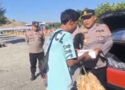 Polsek KPL Tano Gelar Bhakti Sosial, Bagikan 80 Nasi Kotak di Pelabuhan Poto Tano